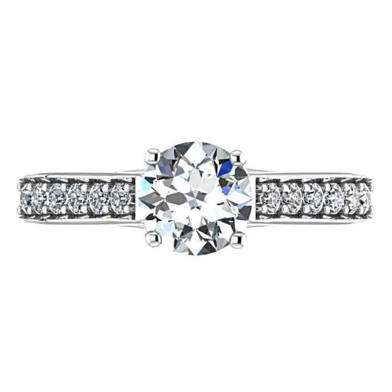 Round cut diamond engagement ring