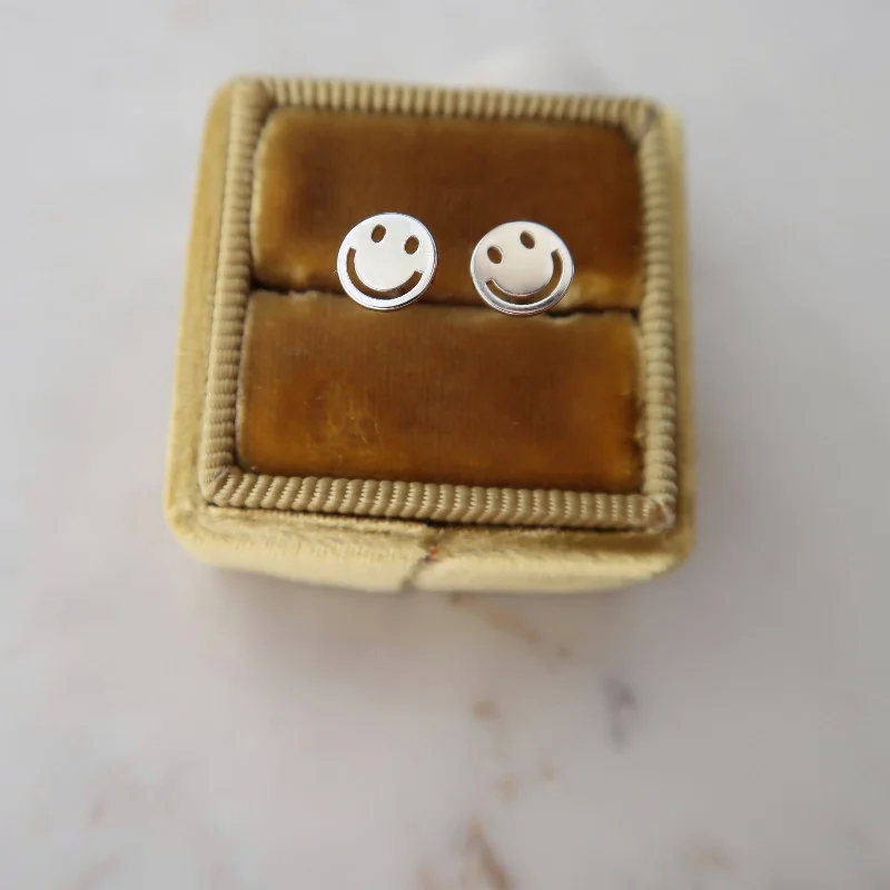 Smile Studs White Gold